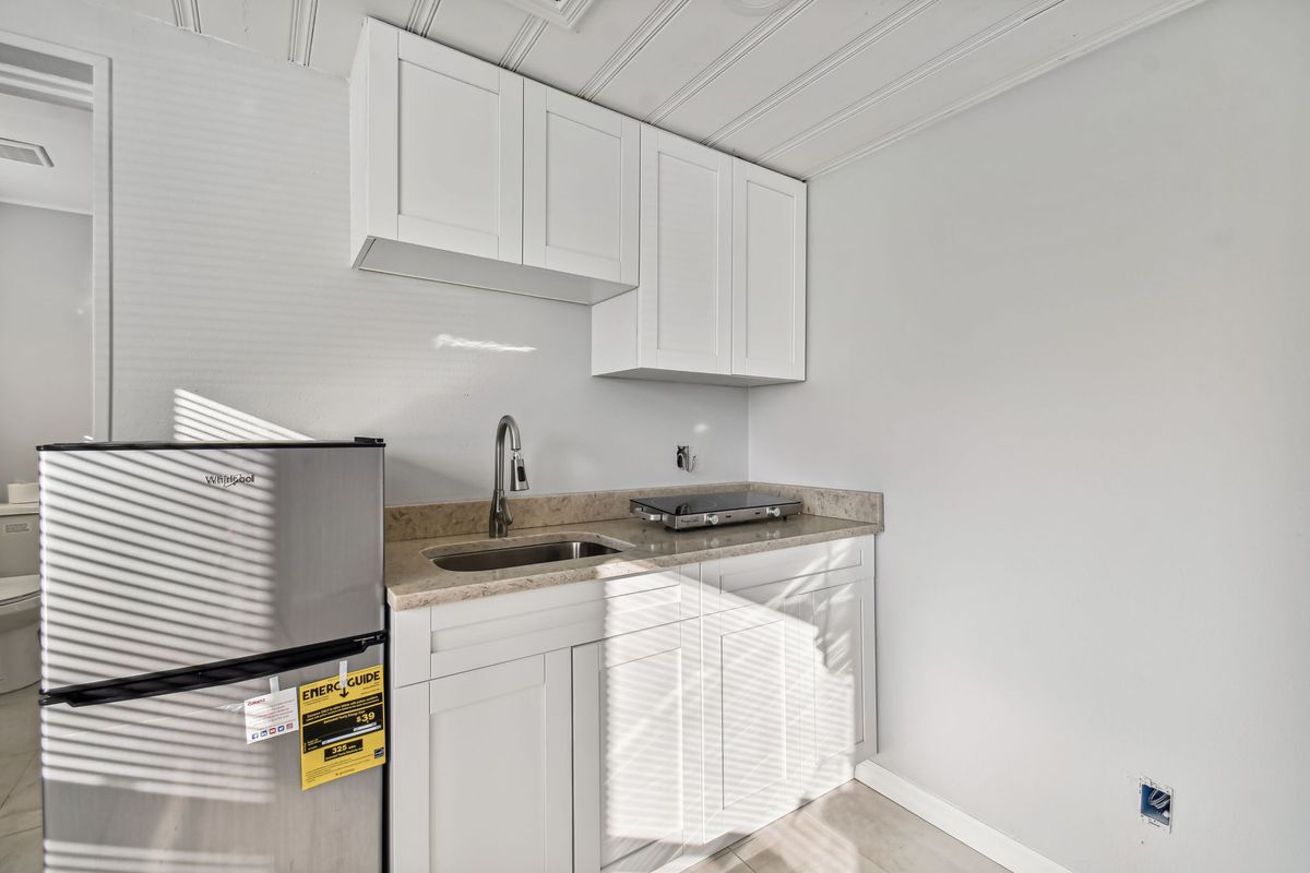 Building Photo - 39041 Manor Dr