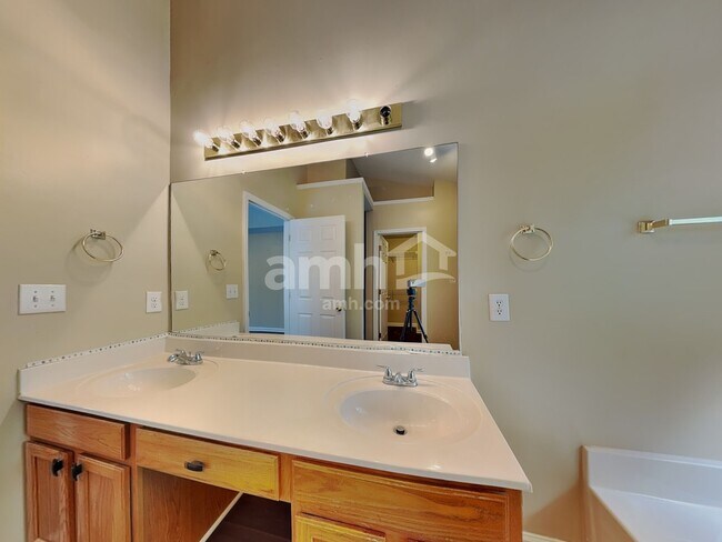 Building Photo - 601 Crossing Dr