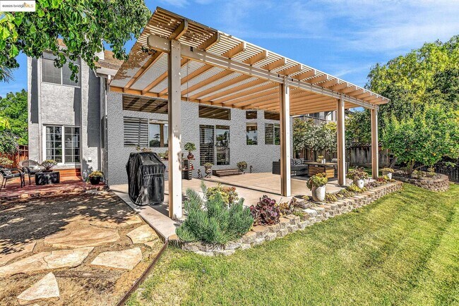 Building Photo - 2435 Pinehurst Ct
