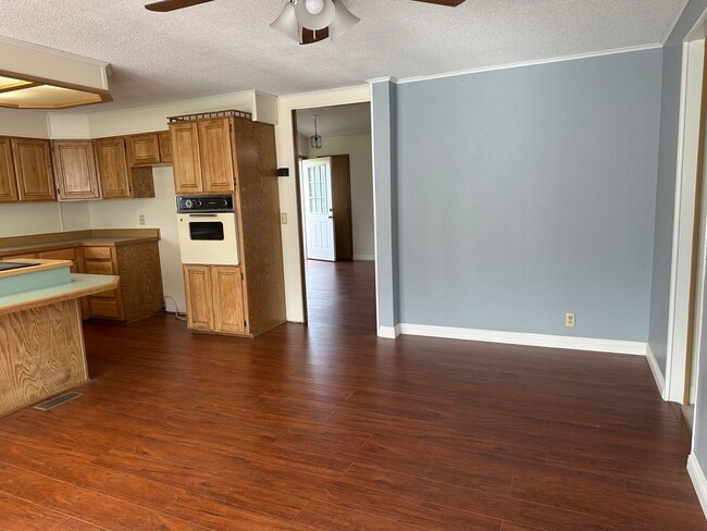 Building Photo - Peaceful Country Living on 2 Fenced Acres