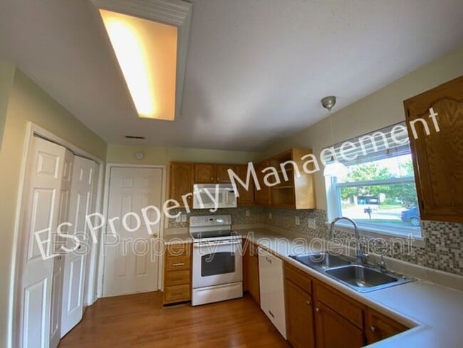 Building Photo - 7310 Parklake Pl