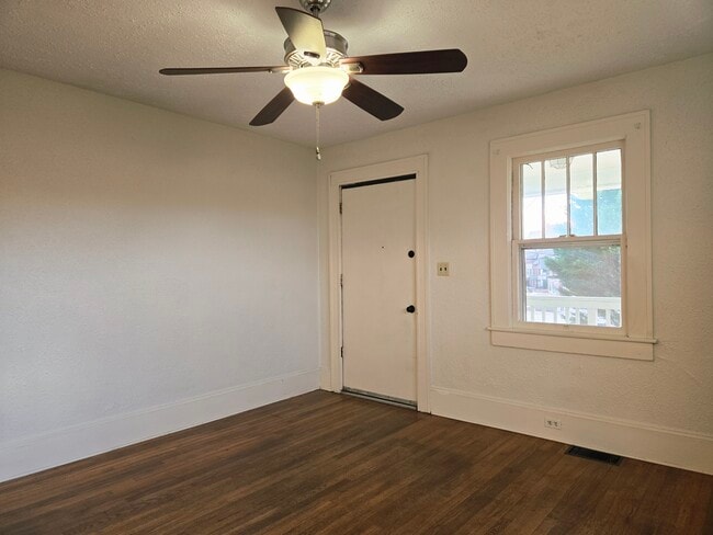 Building Photo - 12 E Chestnut St