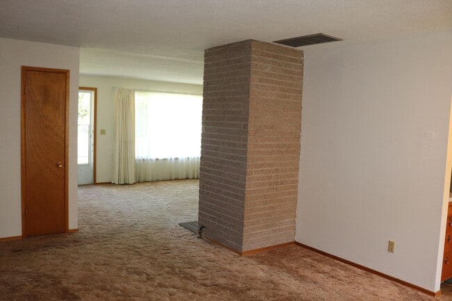 Building Photo - Single Level Living with attached garage