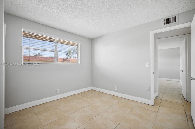 Building Photo - 850 E Commercial Blvd