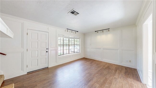 Building Photo - 1304 Merry Oaks Dr