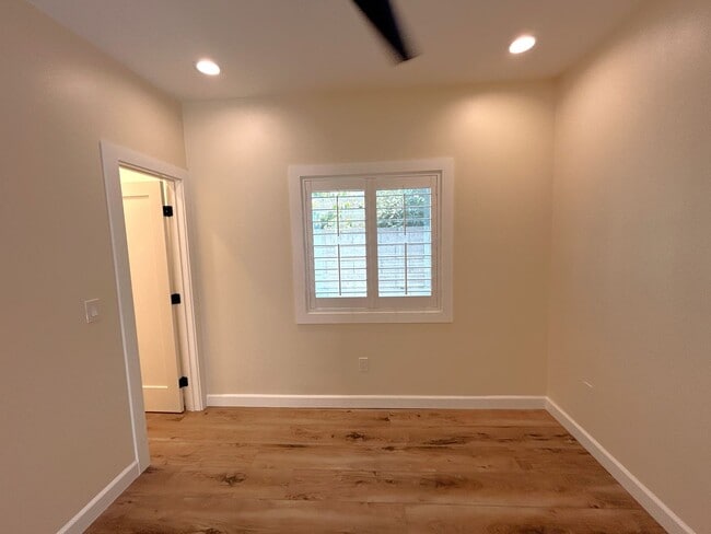 Building Photo - 247 W Woodland Oaks Dr