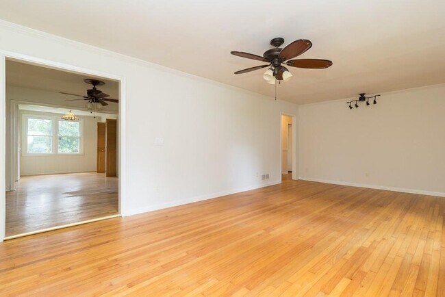 Building Photo - 2118 Allaire Ln NE
