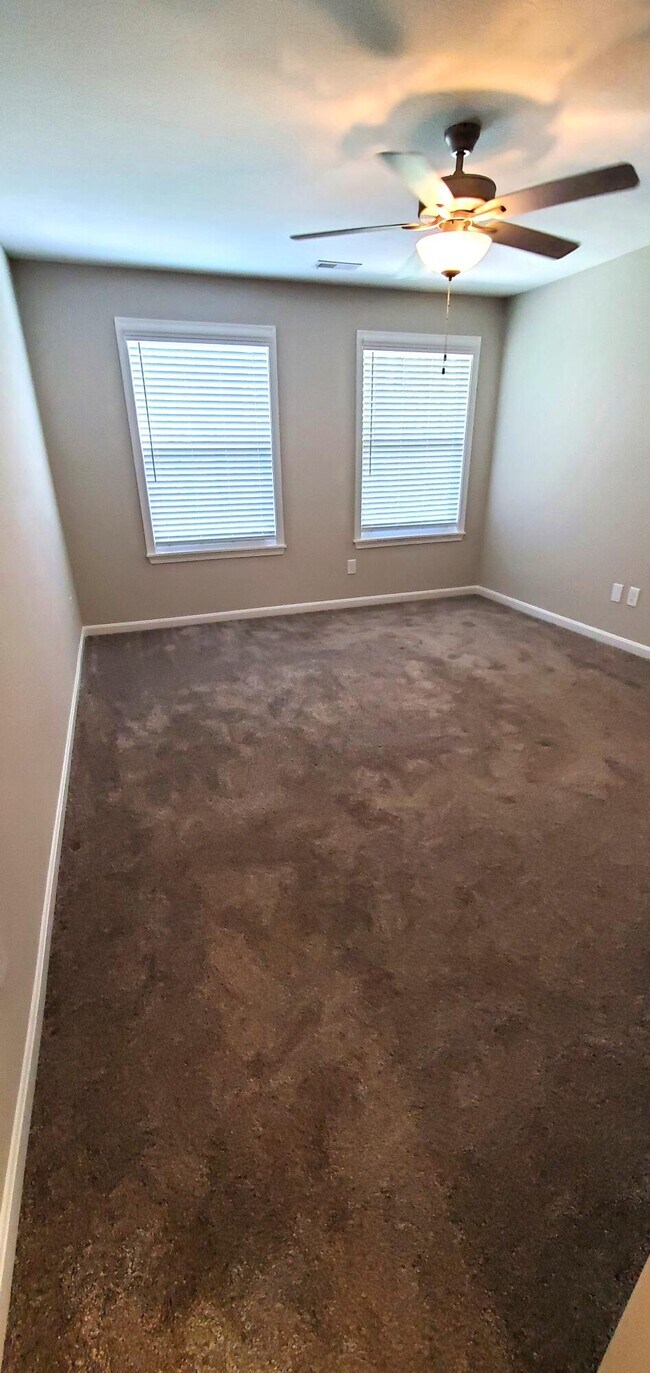 Building Photo - 686 Daphne Wy