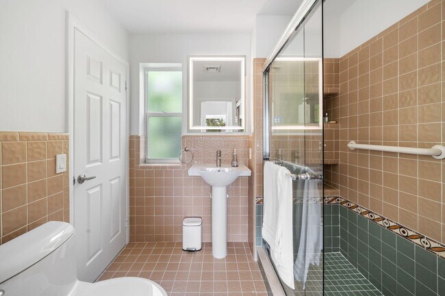 Building Photo - 49 River Dr