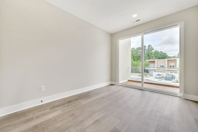 Building Photo - Absolutely STUNNING 3 Bed/ 4 Bath Townhous...