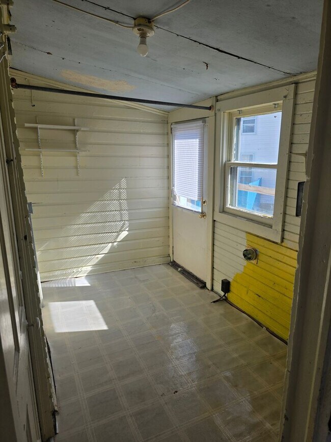 Building Photo - 204 N Fort Wayne Ave