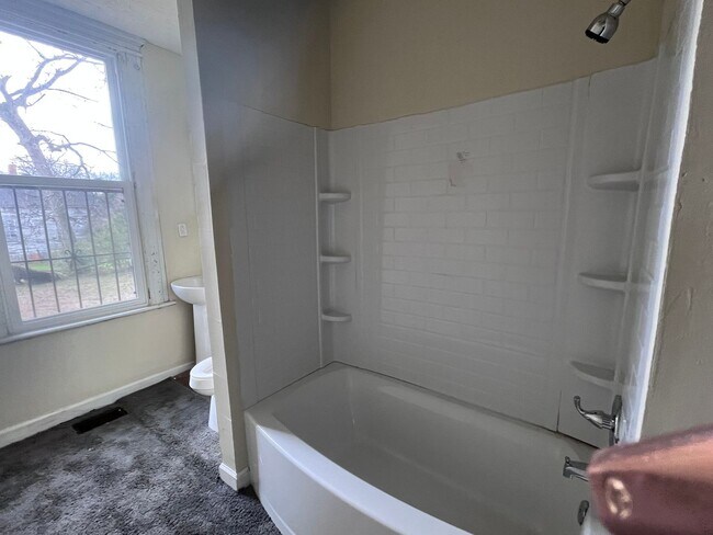 Building Photo - 4 Bedrooms!!