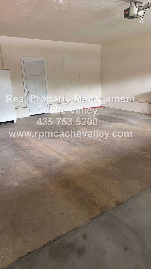 Building Photo - 220 E 300 N
