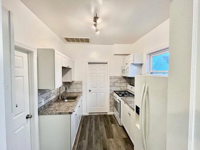 Building Photo - 1023 Bishop Evans Way