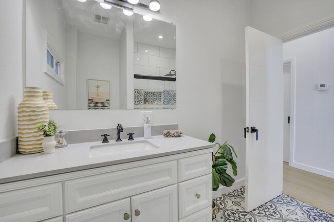 Building Photo - Stylish West Oakland 2/1 Flat - Completely Renovated.