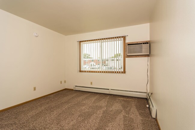 Building Photo - Amberwood Court Apartment Community