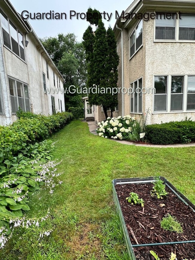 Building Photo - Northeast Spacious Upper Level Duplex, Har...