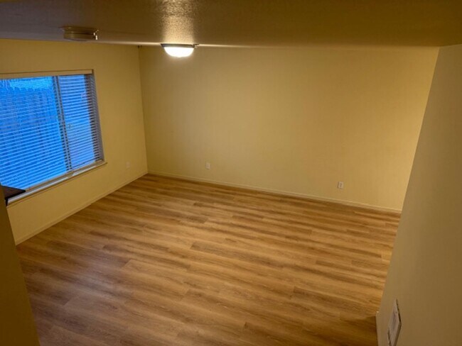 Building Photo - ro17