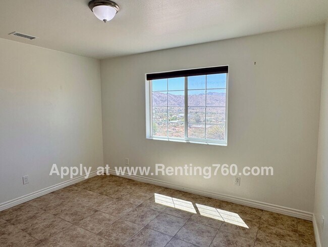 Building Photo - 3 Bed 2 Bath Home With Scenic Desert Views