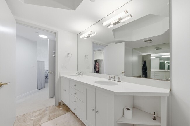 Building Photo - 9595 Collins Ave