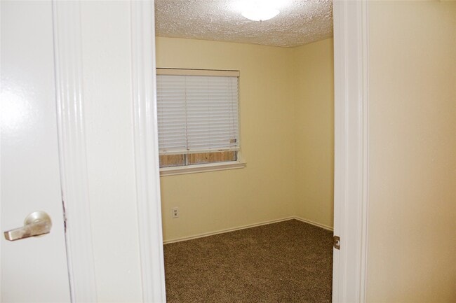 Building Photo - 2046 Hickory Glen Dr