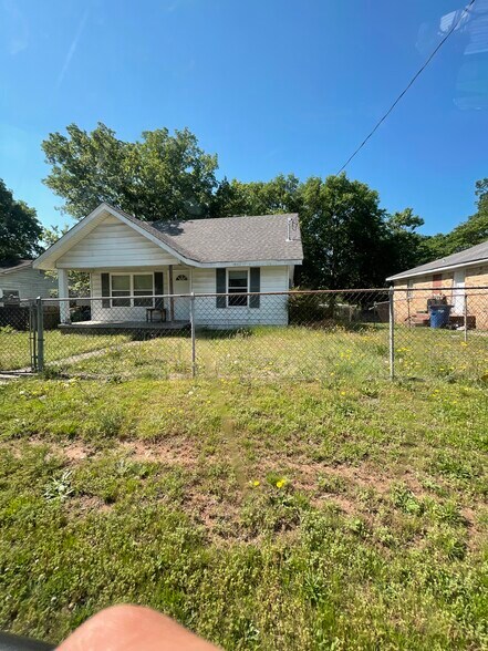 Building Photo - 816 W 45th St