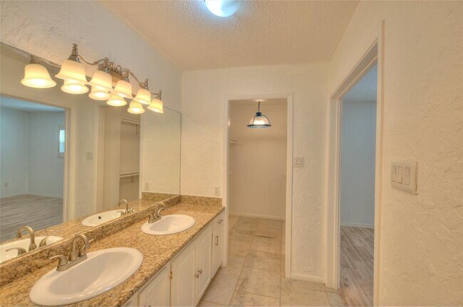 Building Photo - 1141 Country Pl Dr