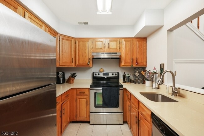 Building Photo - 28 Spruce Ct