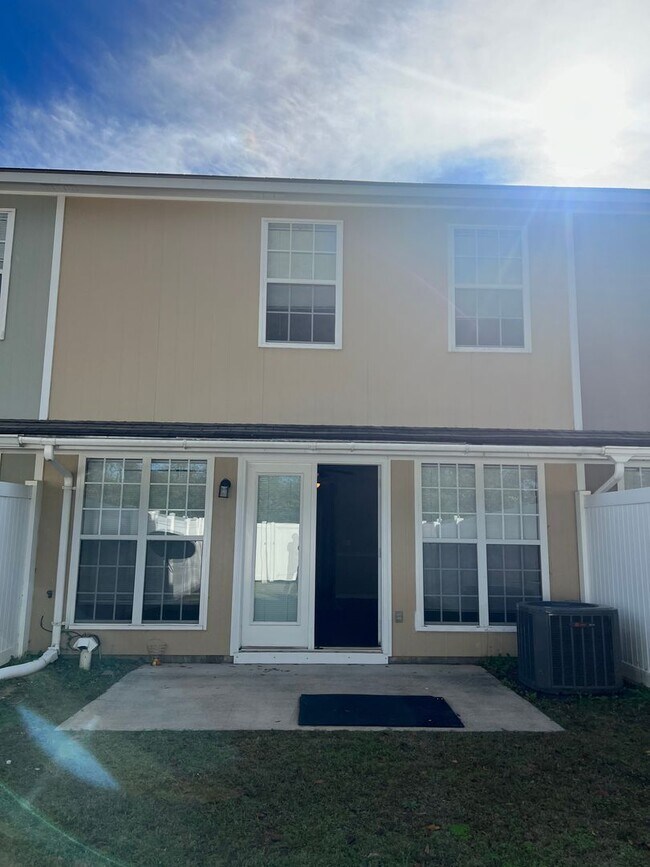 Building Photo - 107 Winthrope Ln