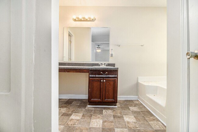 Building Photo - 3 Bedroom 2 Bathroom House