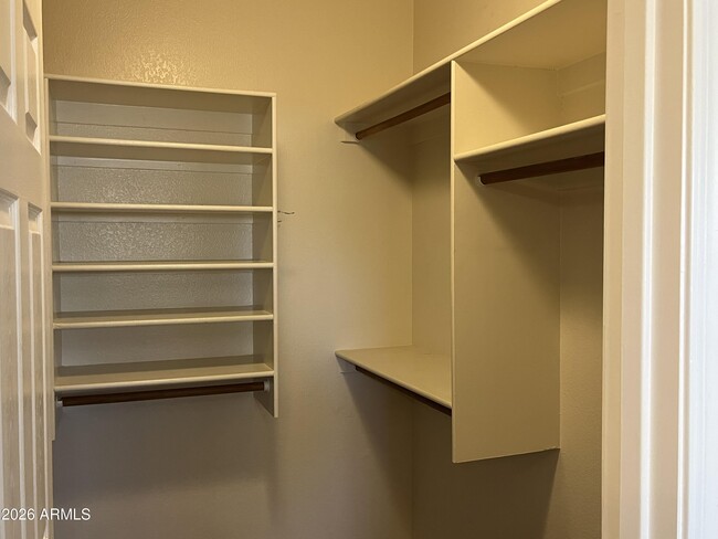 Building Photo - 3921 E Graythorn St