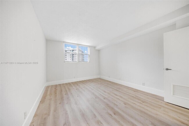 Building Photo - 3000 S Ocean Dr