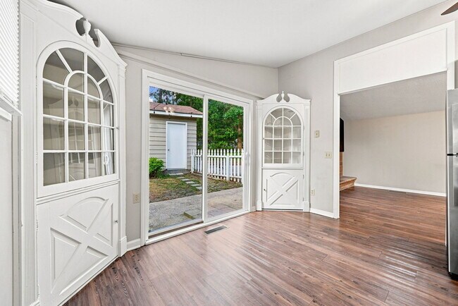 Building Photo - 131 Oak Dr