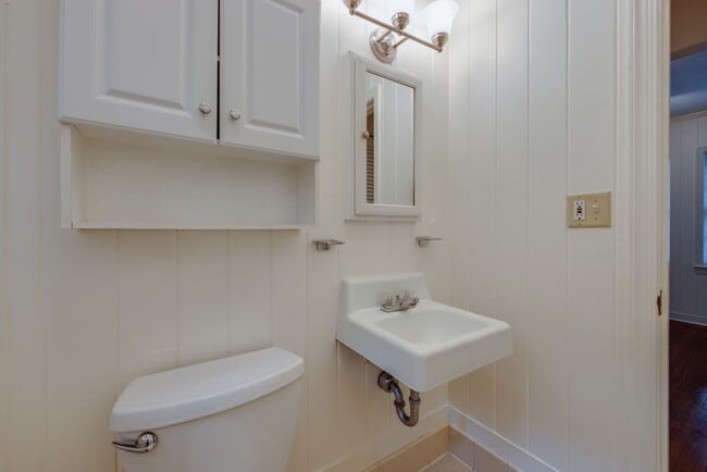 Building Photo - 3 Bedroom, 2 Bath Home Available 10/1/2025...