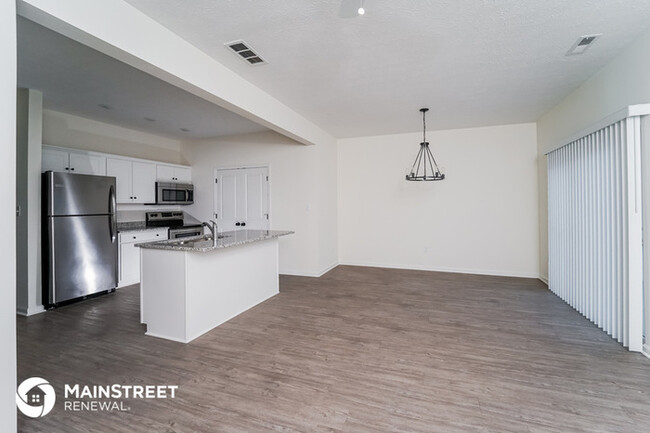 Building Photo - Town Home Available For Immediate Move In!
