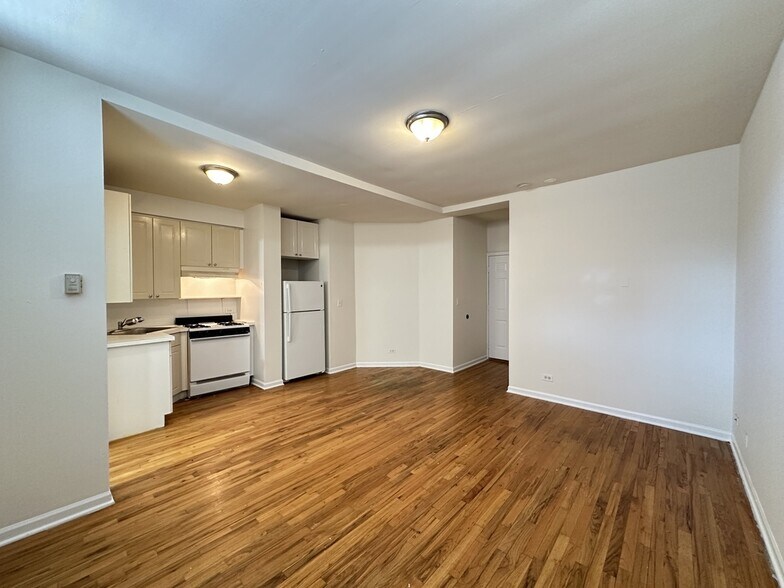 Building Photo - 909 W Dakin St