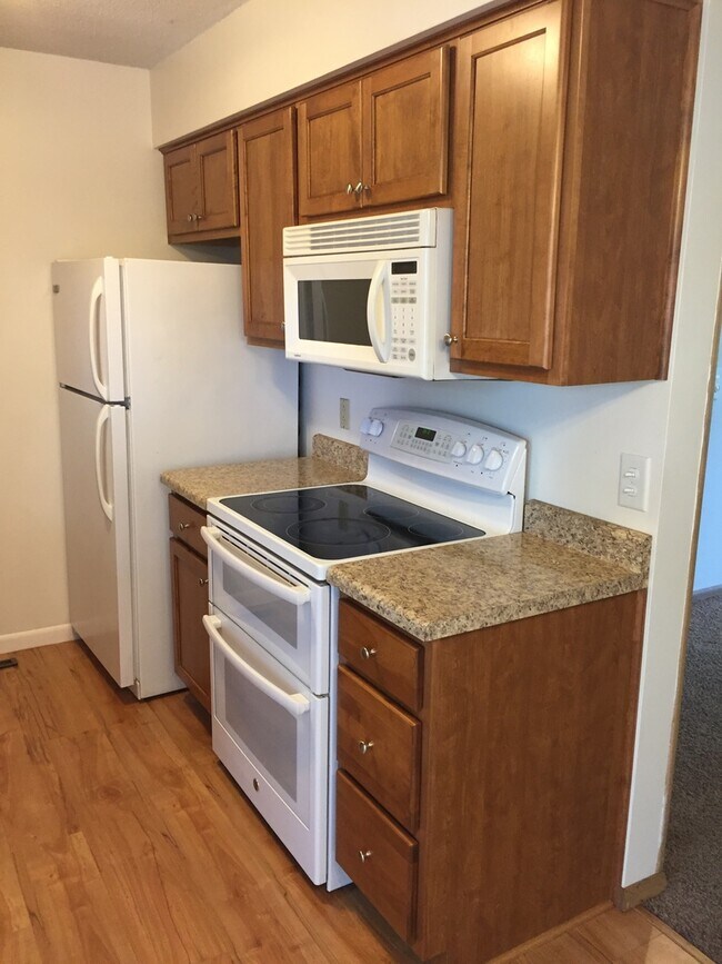 Building Photo - Gorgeous 2 Bedroom, 1.25 Bath Townhouse near UIHC