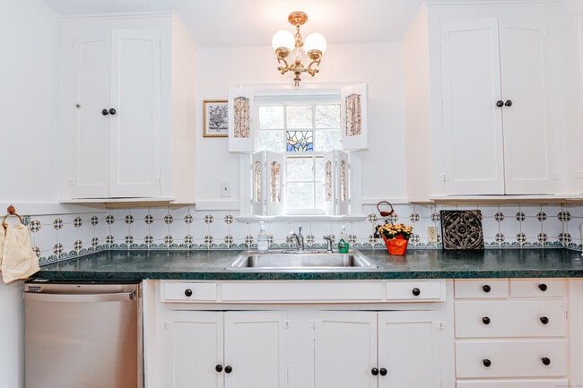 Building Photo - 61 Villa Ave