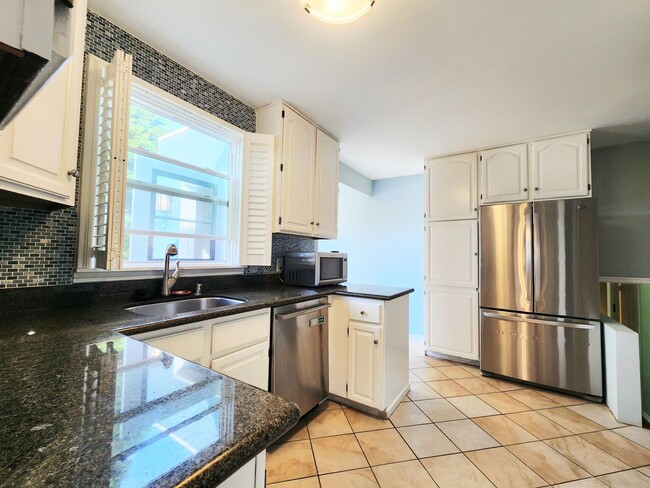 Building Photo - Two bed house in San Mateo