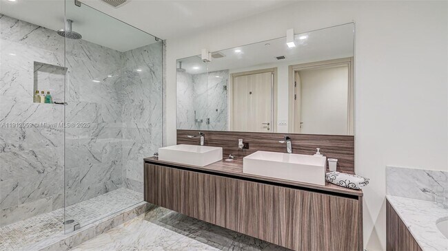 Building Photo - 1000 Brickell Plaza