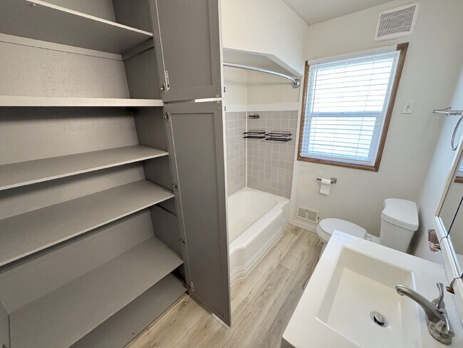 Building Photo - 1 Bed First Floor Quadplex Unit