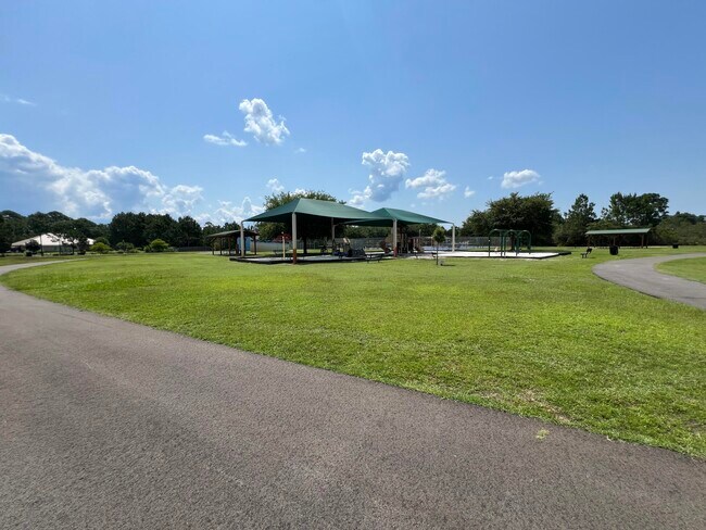 Building Photo - 142 Pin Oak Loop