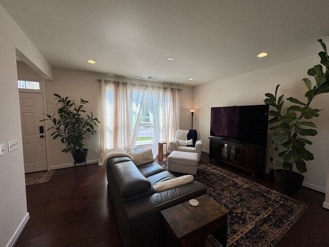 Building Photo - Preston Lake Townhouse