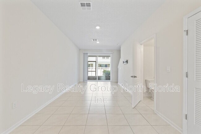 Building Photo - 509 Big Tree Wy