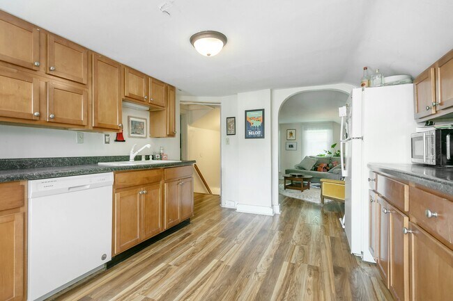 Building Photo - 1305 E Dayton St