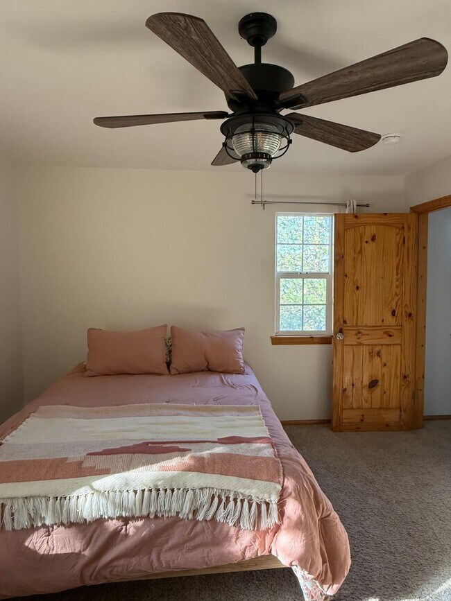 Building Photo - Beautiful Crestline Home - Private & Peaceful