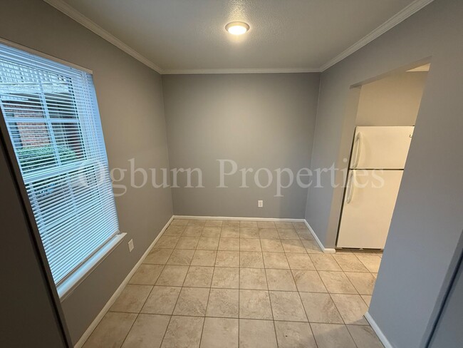 Building Photo - 3824-F Country Club Rd-2BR/1BA-APT!!!