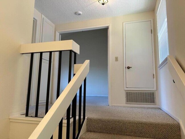 Building Photo - 10 Pyrola Ln