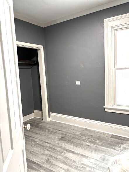 Building Photo - 313 E 7th St