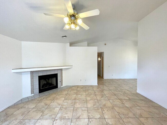 Building Photo - Cute 3 Bedroom Home in Center of Kingman- Available Now!